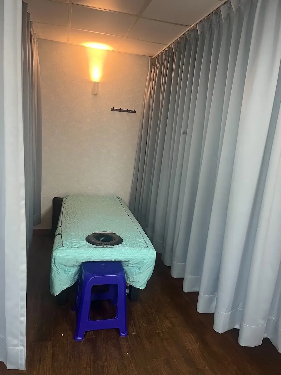 視障按摩工坊設有布簾的獨立按摩床空間